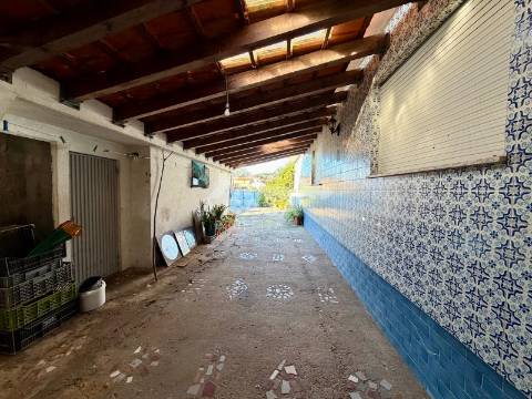 Moradia Isolada Térrea T3 com anexos e logradouro em São João