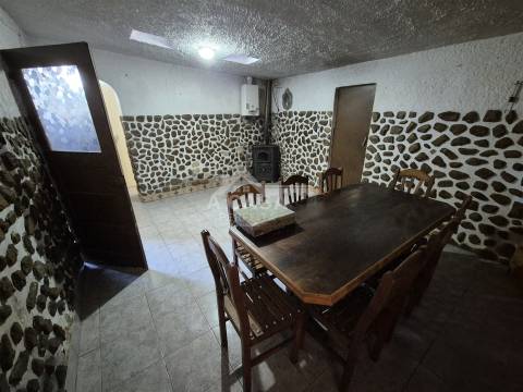 Moradia Isolada Térrea T3 com anexos e logradouro em São João