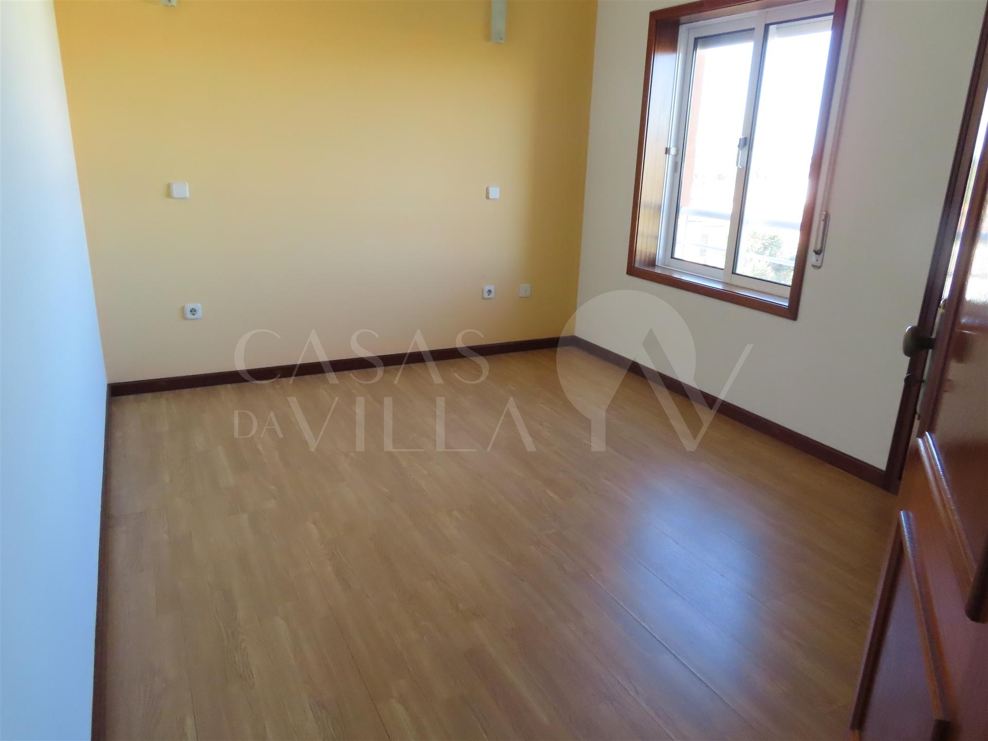 Apartamento T3 com elevador e Garagem Individual para 1 carro em São João