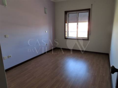 Apartamento T3 com elevador e Garagem Individual para 1 carro em São João