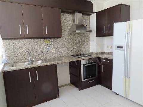 Apartamento T3 com elevador e Garagem Individual para 1 carro em São João