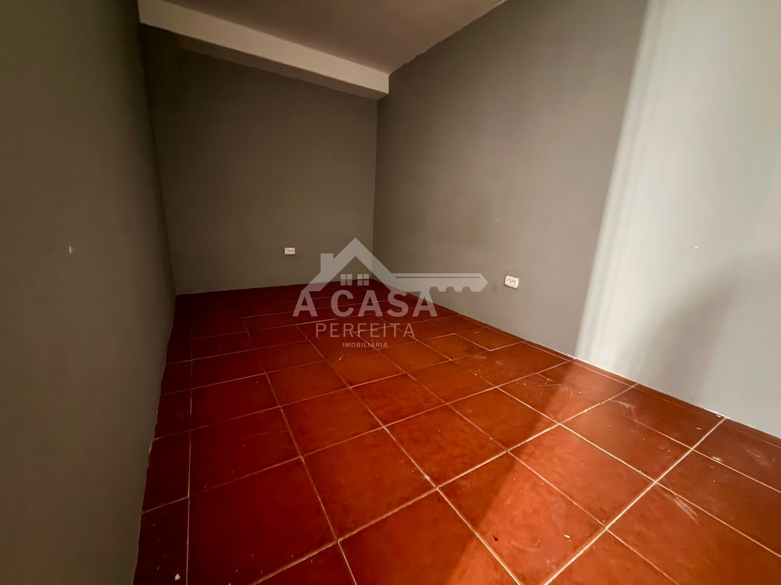 Armazém com logradouro em Esmoriz