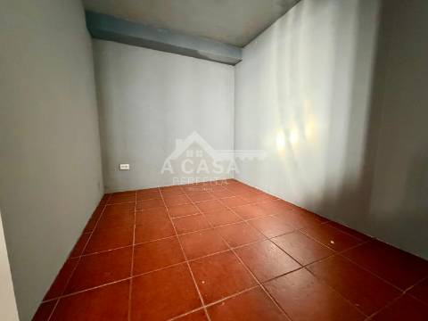 Armazém com logradouro em Esmoriz