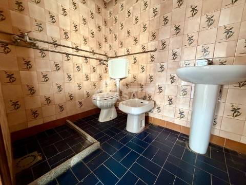 Armazém com logradouro em Esmoriz