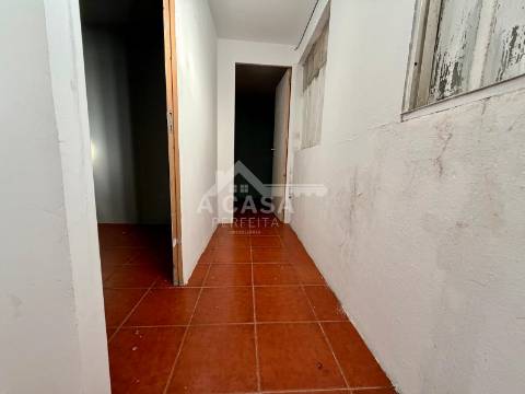 Armazém com logradouro em Esmoriz