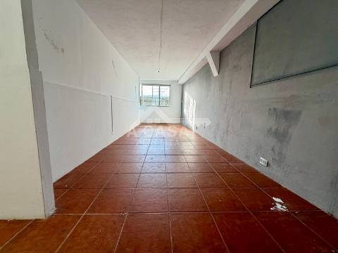 Armazém com logradouro em Esmoriz