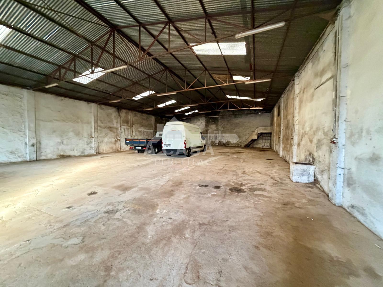 Armazém com logradouro em Esmoriz