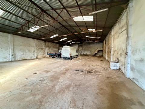 Armazém com logradouro em Esmoriz