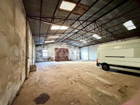 Armazém com logradouro em Esmoriz