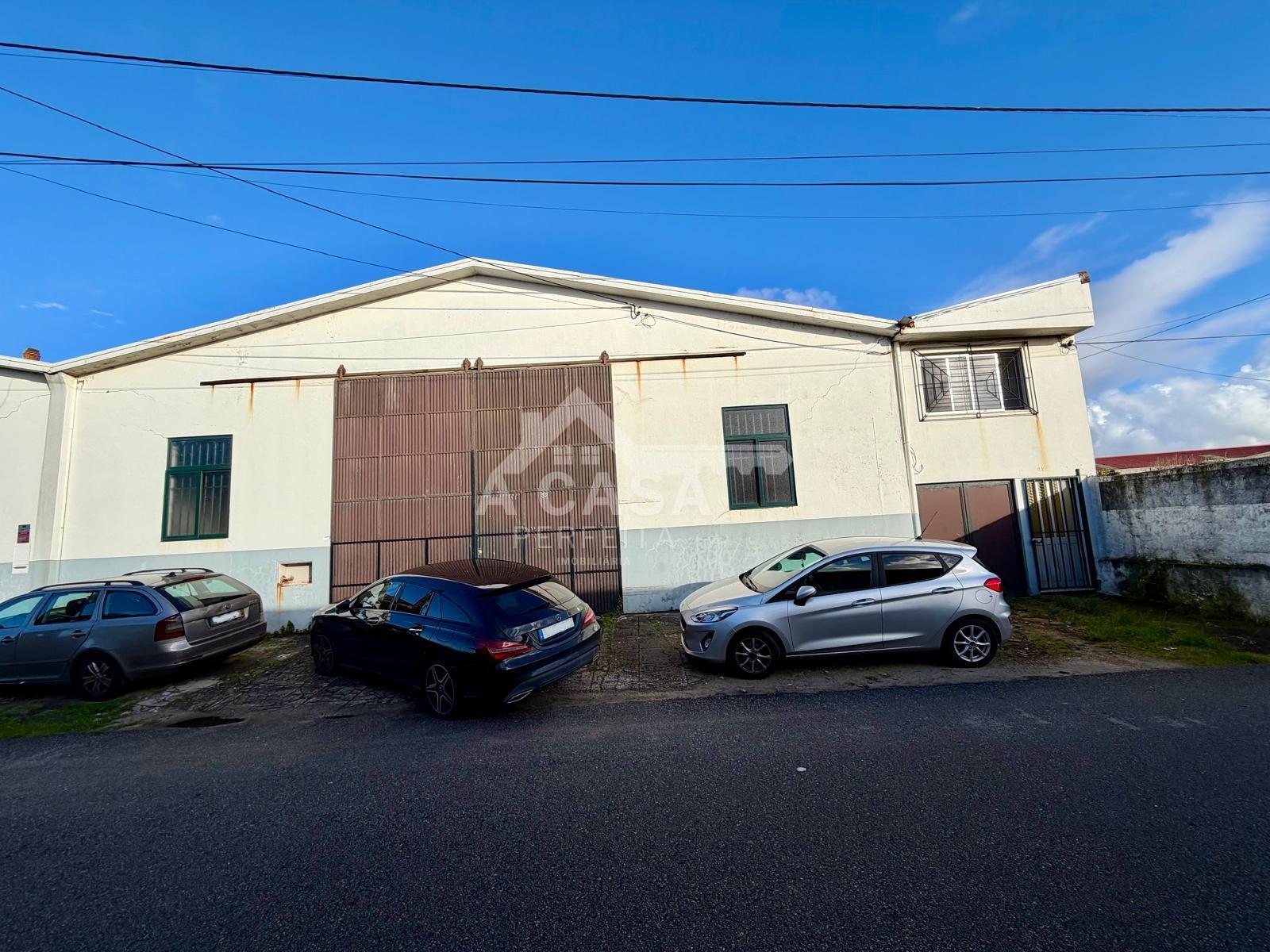 Armazém com logradouro em Esmoriz