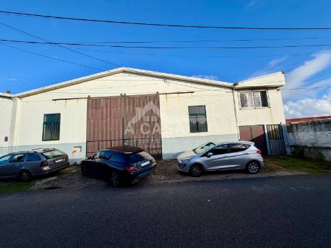 Armazém com logradouro em Esmoriz