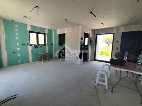 Moradia geminada térrea T2 totalmente renovada com garagem em São Martinho da Gândara