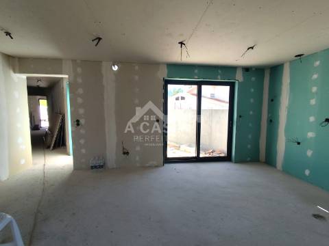 Moradia geminada térrea T2 totalmente renovada com garagem em São Martinho da Gândara