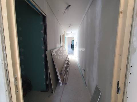 Moradia geminada térrea T2 totalmente renovada com garagem em São Martinho da Gândara