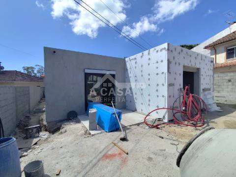 Moradia geminada térrea T2 totalmente renovada com garagem em São Martinho da Gândara