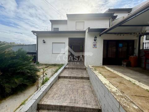Moradia T4 em Banda com garagem para 1 carro e aparcamento em Mosteirô