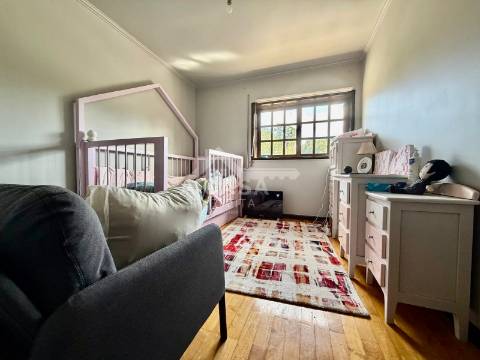 Moradia T4 em Banda com garagem para 1 carro e aparcamento em Mosteirô