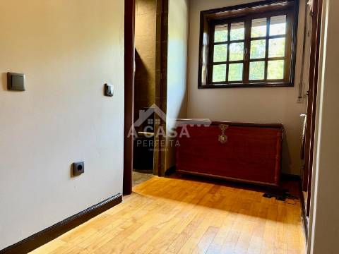 Moradia T4 em Banda com garagem para 1 carro e aparcamento em Mosteirô