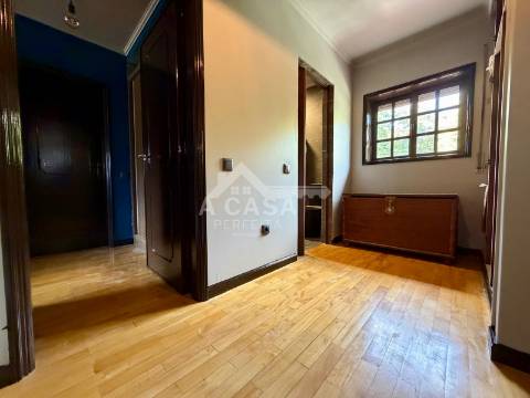 Moradia T4 em Banda com garagem para 1 carro e aparcamento em Mosteirô