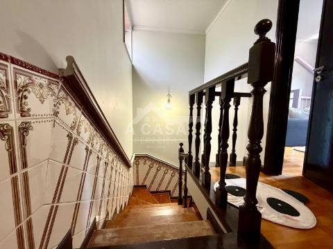 Moradia T4 em Banda com garagem para 1 carro e aparcamento em Mosteirô