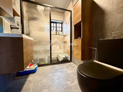 Moradia T4 em Banda com garagem para 1 carro e aparcamento em Mosteirô