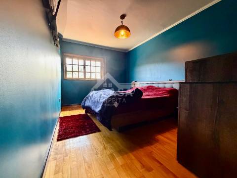 Moradia T4 em Banda com garagem para 1 carro e aparcamento em Mosteirô