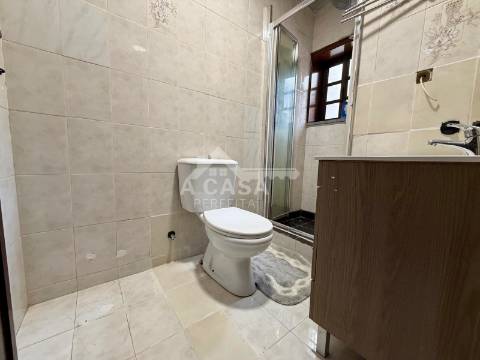 Moradia T4 em Banda com garagem para 1 carro e aparcamento em Mosteirô