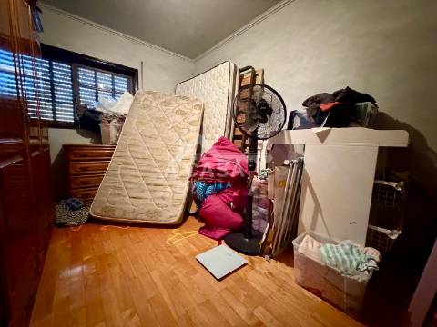 Moradia T4 em Banda com garagem para 1 carro e aparcamento em Mosteirô