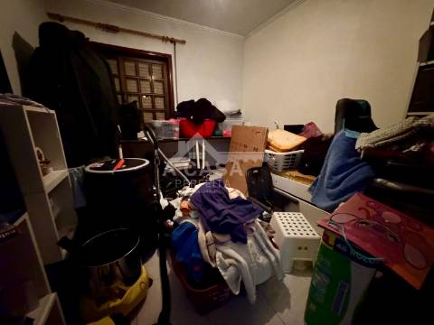 Moradia T4 em Banda com garagem para 1 carro e aparcamento em Mosteirô