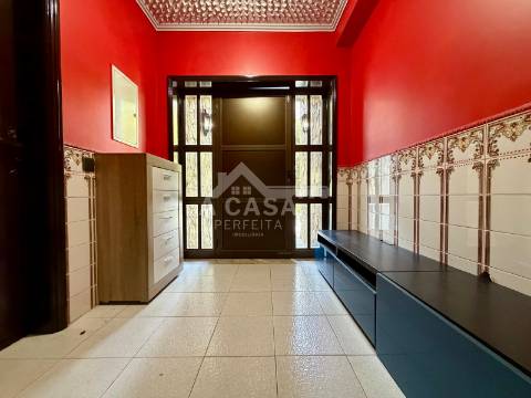 Moradia T4 em Banda com garagem para 1 carro e aparcamento em Mosteirô