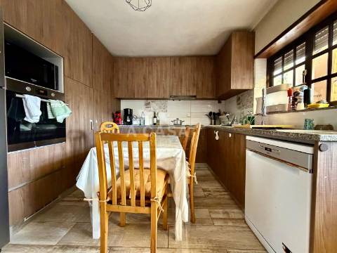 Moradia T4 em Banda com garagem para 1 carro e aparcamento em Mosteirô