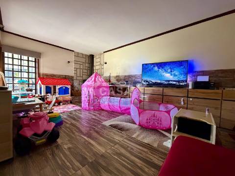 Moradia T4 em Banda com garagem para 1 carro e aparcamento em Mosteirô