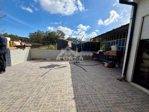 Moradia T4 em Banda com garagem para 1 carro e aparcamento em Mosteirô