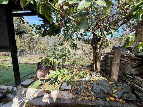 Moradia T4 em Banda com garagem para 1 carro e aparcamento em Mosteirô