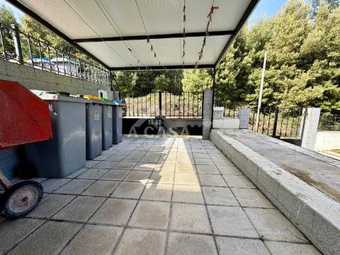 Moradia T4 em Banda com garagem para 1 carro e aparcamento em Mosteirô