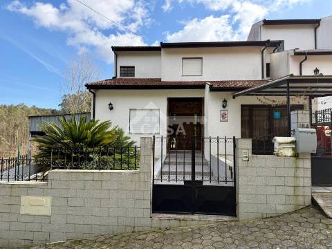 Moradia T4 em Banda com garagem para 1 carro e aparcamento em Mosteirô