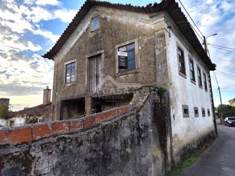 Moradia isolada T3 para restauro e logradouro em Válega
