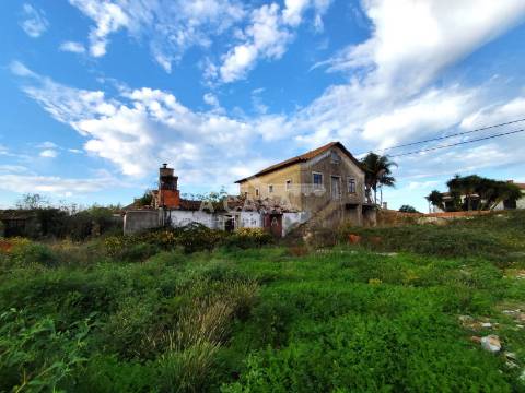 Moradia isolada T3 para restauro e logradouro em Válega