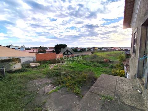 Moradia isolada T3 para restauro e logradouro em Válega