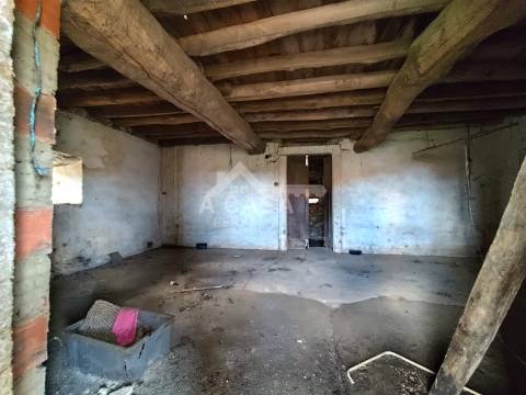 Moradia isolada T3 para restauro e logradouro em Válega