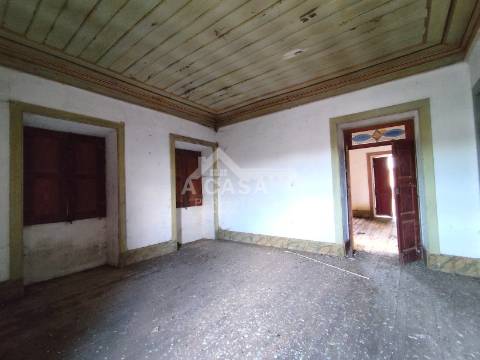 Moradia isolada T3 para restauro e logradouro em Válega