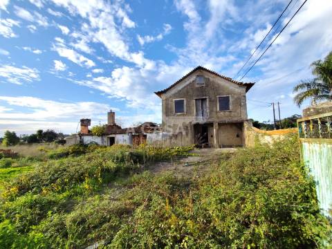 Moradia isolada T3 para restauro e logradouro em Válega