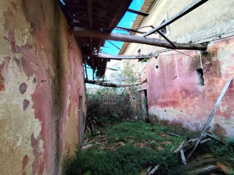 Moradia isolada T3 para restauro e logradouro em Válega