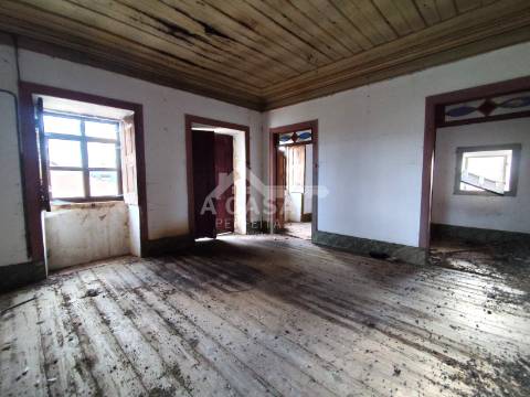 Moradia isolada T3 para restauro e logradouro em Válega