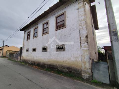 Moradia isolada T3 para restauro e logradouro em Válega
