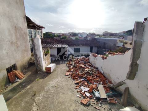 Moradia isolada T3 Térrea com logradouro e terreno em Cortegaça
