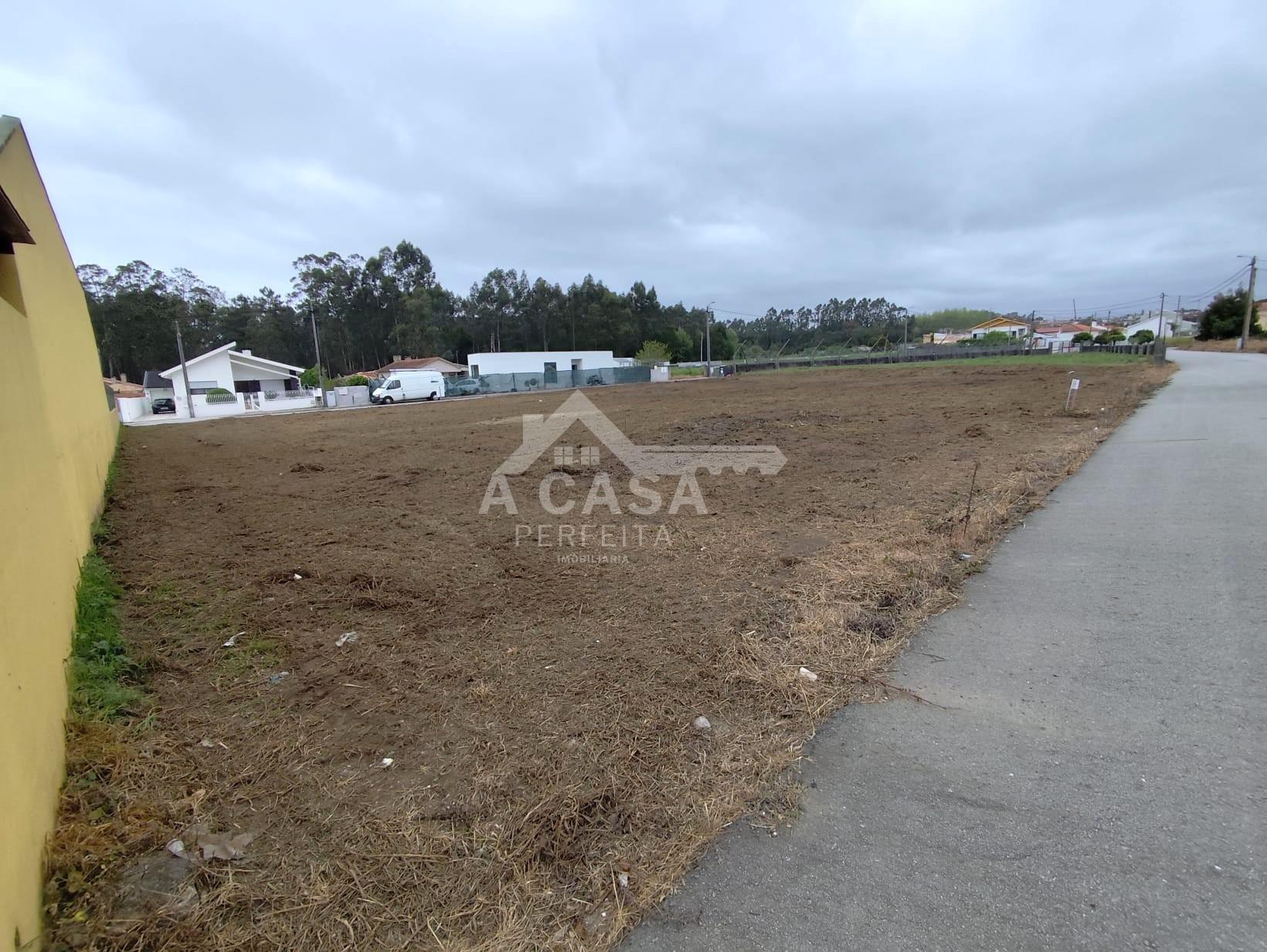Terreno para construção com 2 frentes em Maceda