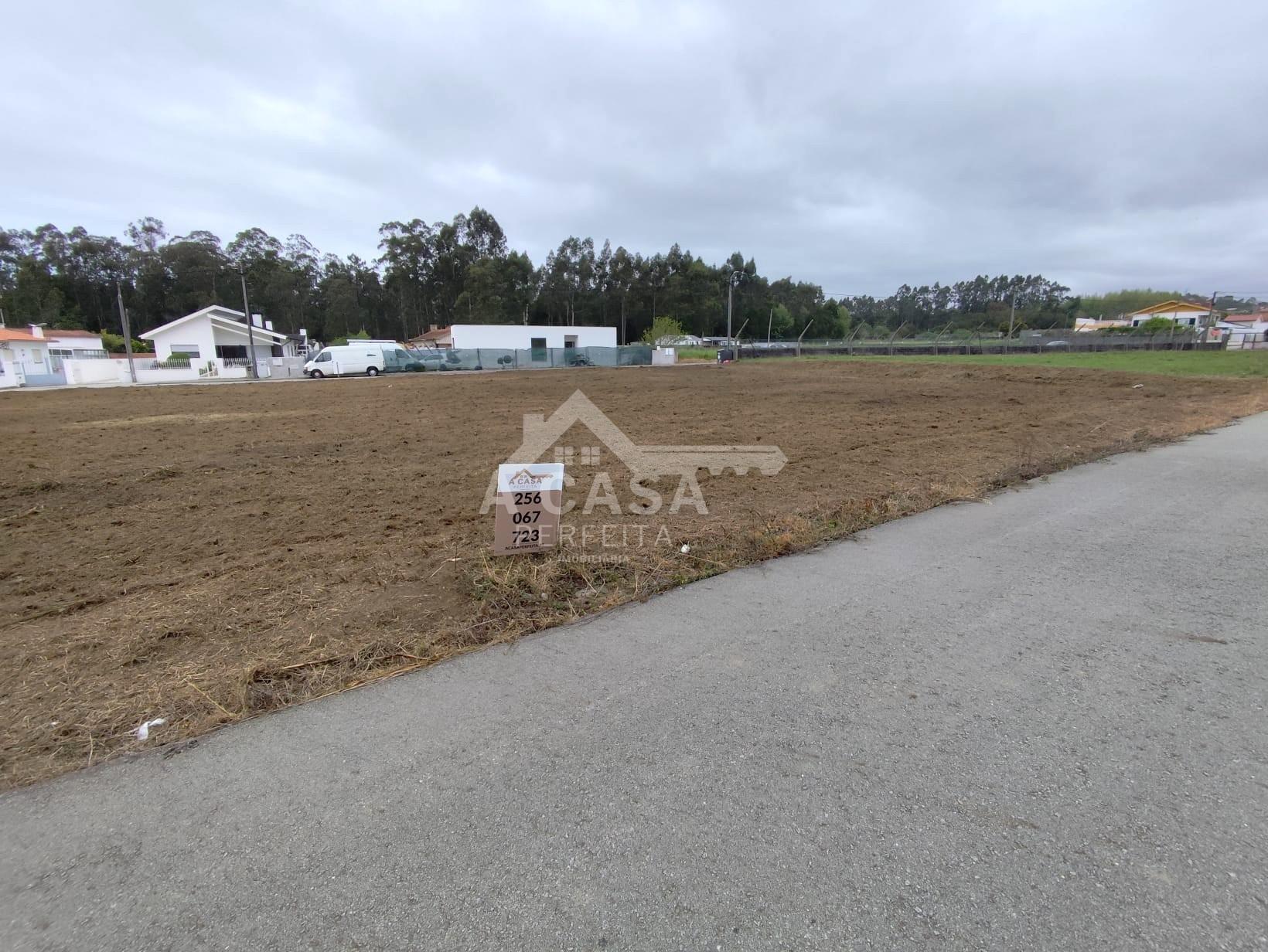 Terreno para construção com 2 frentes em Maceda