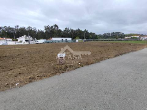 Terreno para construção com 2 frentes em Maceda