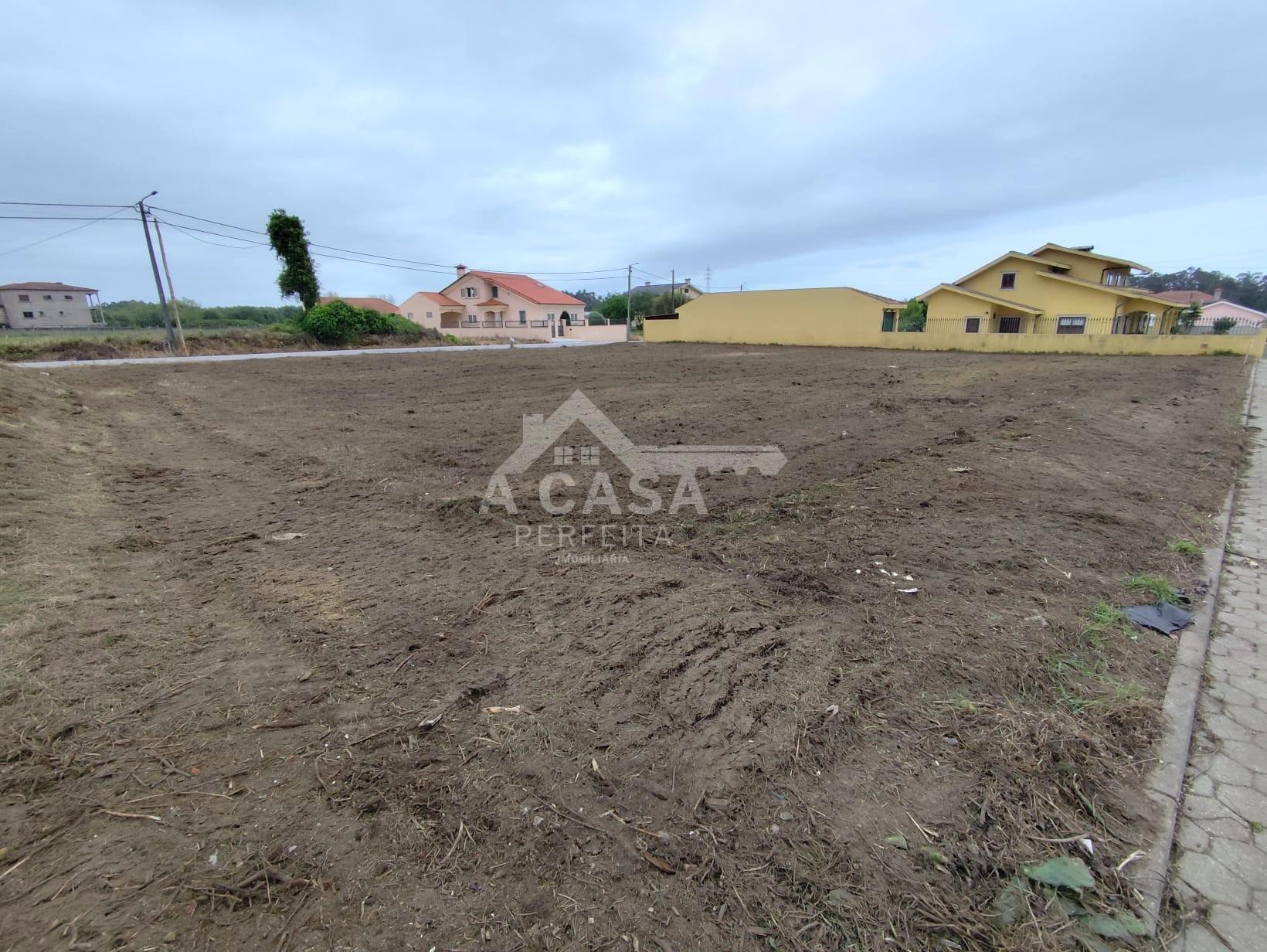 Terreno para construção com 2 frentes em Maceda